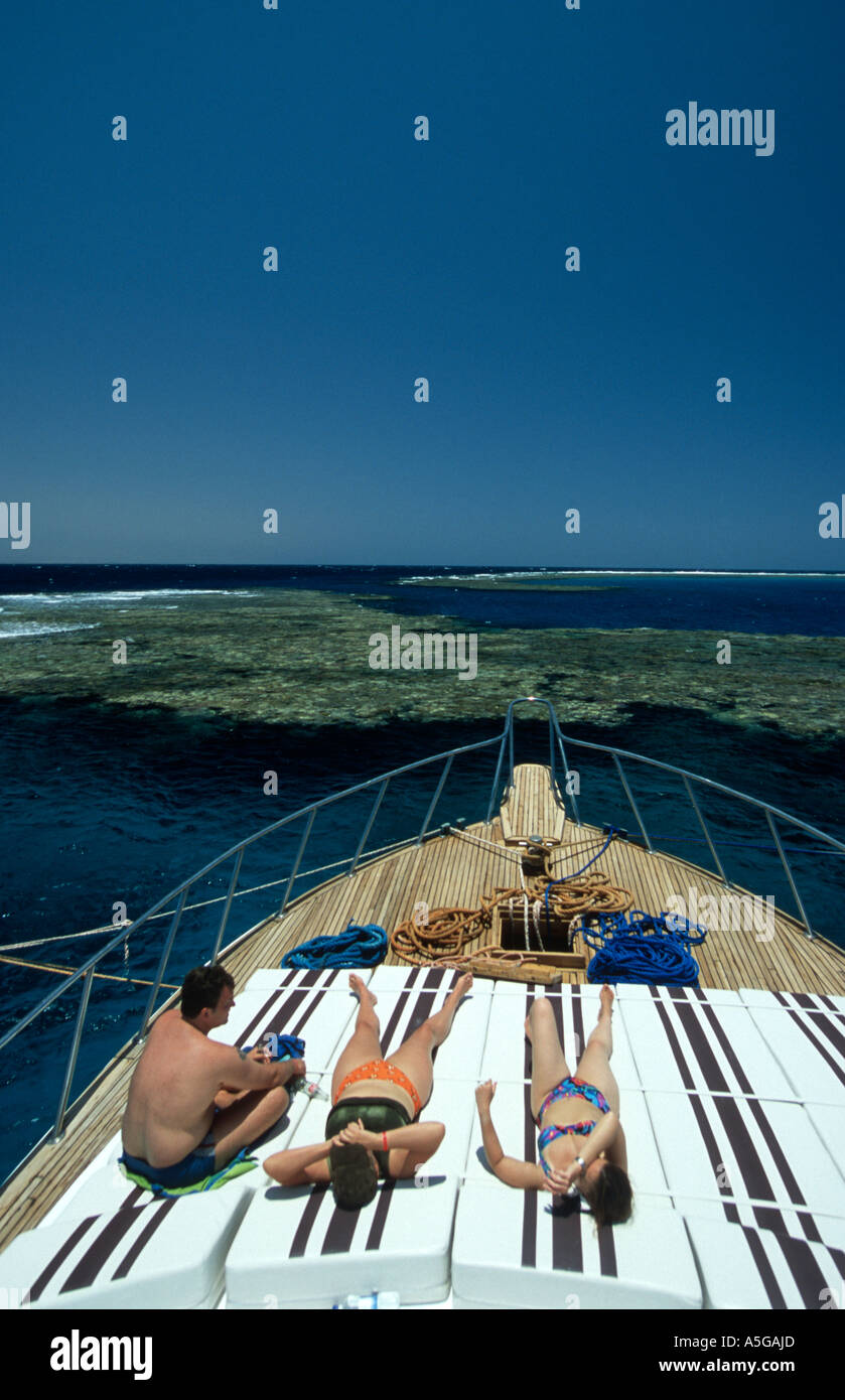 I turisti subacquei persone sole ponte anteriore sulla barca a off-shore reef immersioni a Marsa Alam sud del Mar Rosso in Egitto deep sou Foto Stock