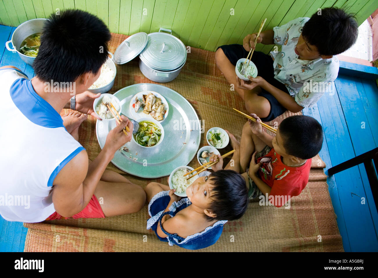Famiglia vietnamita di mangiare su una barca Halong Bay Vietnam Foto Stock