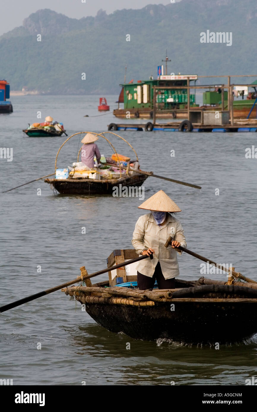 Le donne operano i taxi d'acqua per il villaggio galleggiante a Catba Island Halong Bay Vietnam Foto Stock