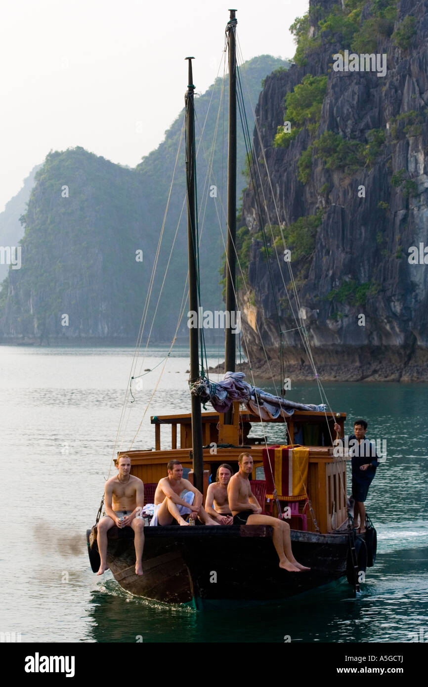 I turisti sulla baia di Halong Junk Tour Foto Stock