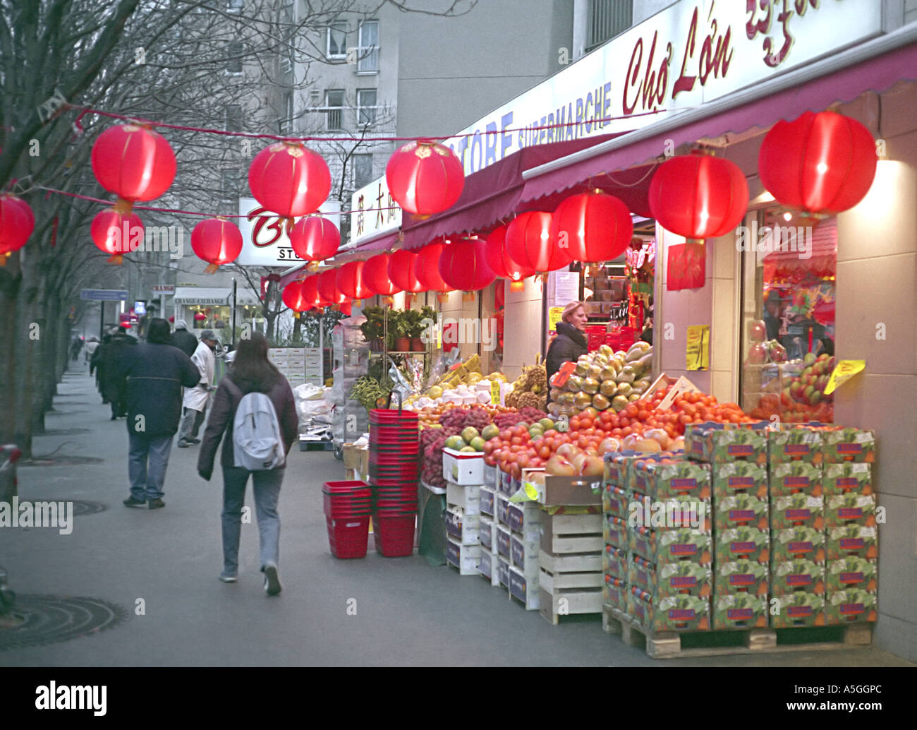 Un negozio di alimentari visualizza le frutta e le verdure sul marciapiede nel XIII quartiere di Parigi Foto Stock