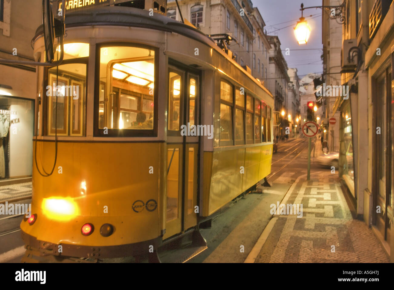 Alfama street con il tram a Lisbona, Portogallo, Lisbona Foto Stock
