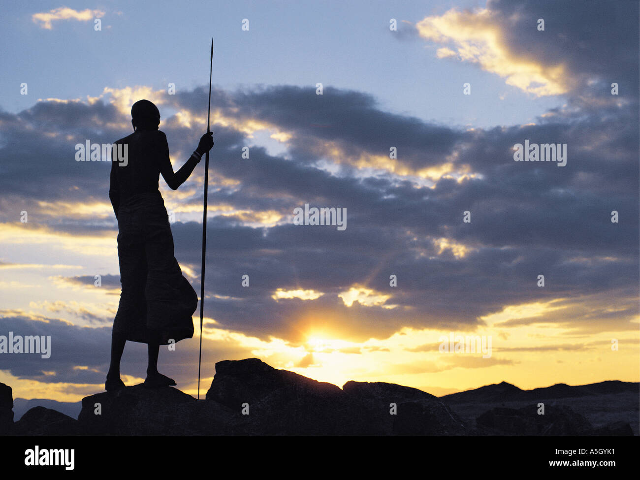 Rendille sambuco con lancia stagliano contro il Cielo di tramonto Korr Kenya Settentrionale Africa orientale Foto Stock