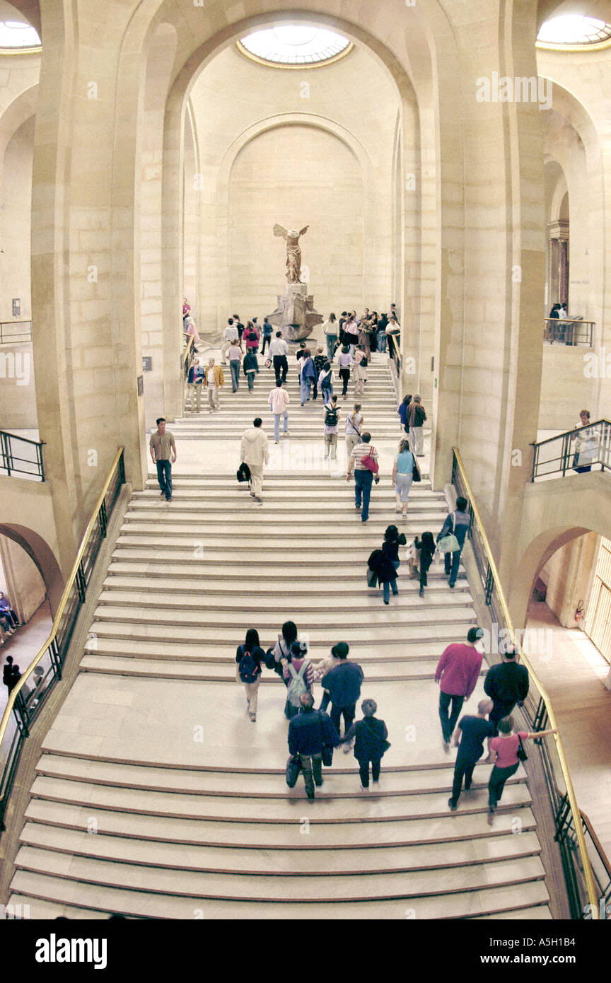 PARIGI Francia, Museo interno del Louvre, scalinata a Denon con 'la Vittoria Winged di Samotrace' Antica scultura Grande scalinata, alto museo d'arte Foto Stock