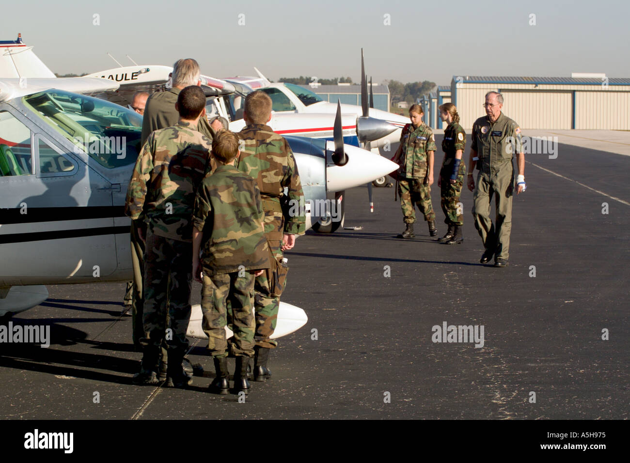 Civil Air Patrol cadetti preparare per l'orientamento di volo con senior member piloti Foto Stock