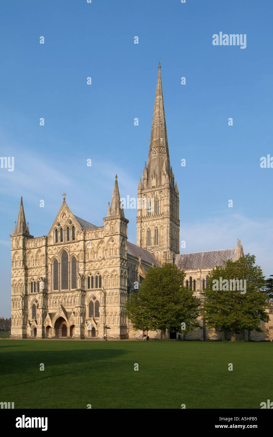 Punto di riferimento storico architettura gotica inglese antica torre e spire Anglican Salisbury Cathedral West front in Wiltshire paesaggio Inghilterra UK Foto Stock