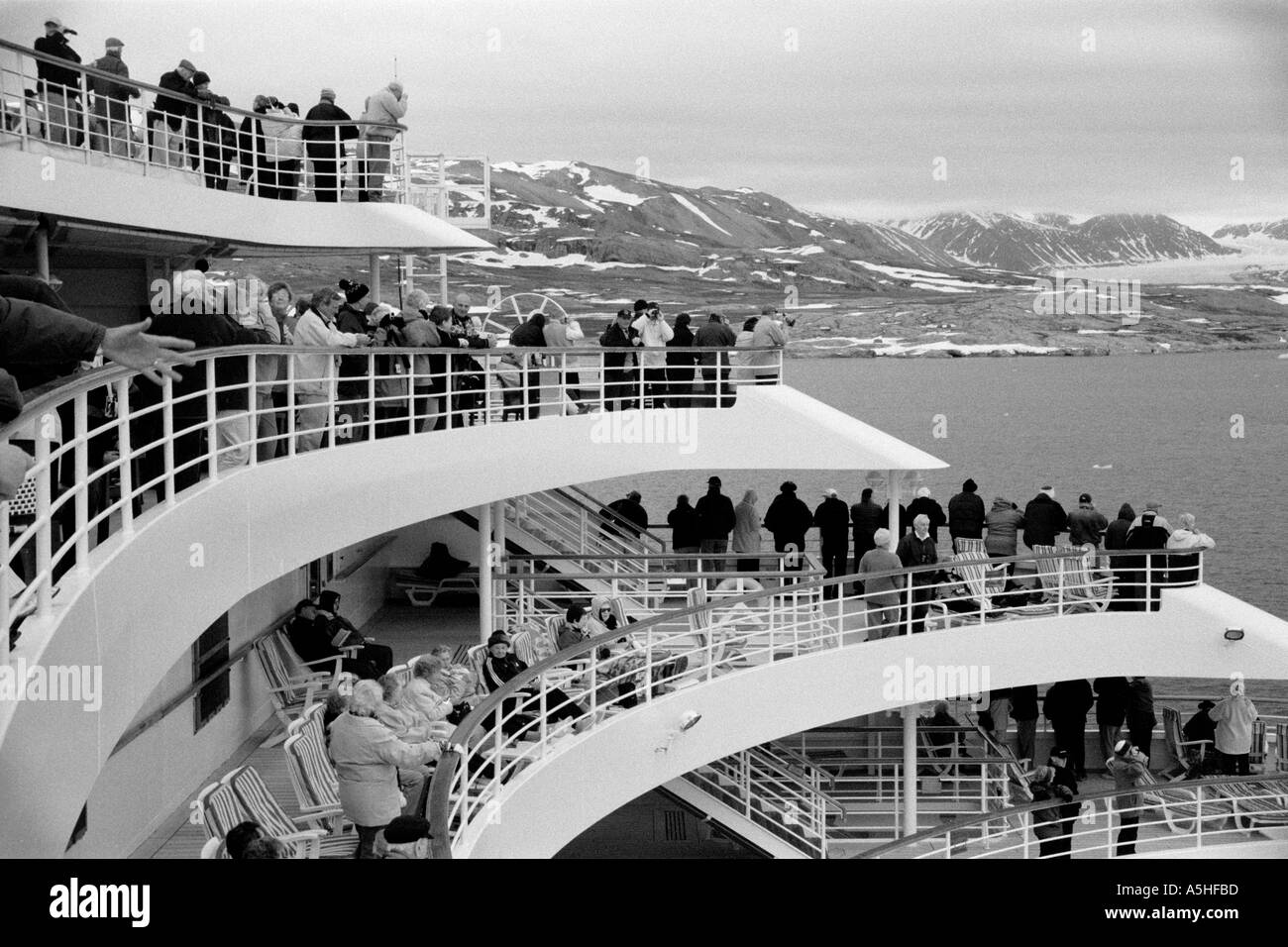 Passeggeri guardando il paesaggio delle isole Svalbard (Spitsbergen) Norvegia dalla P&O NAVE DA CROCIERA Oriana vicino a Ny Alesund Foto Stock