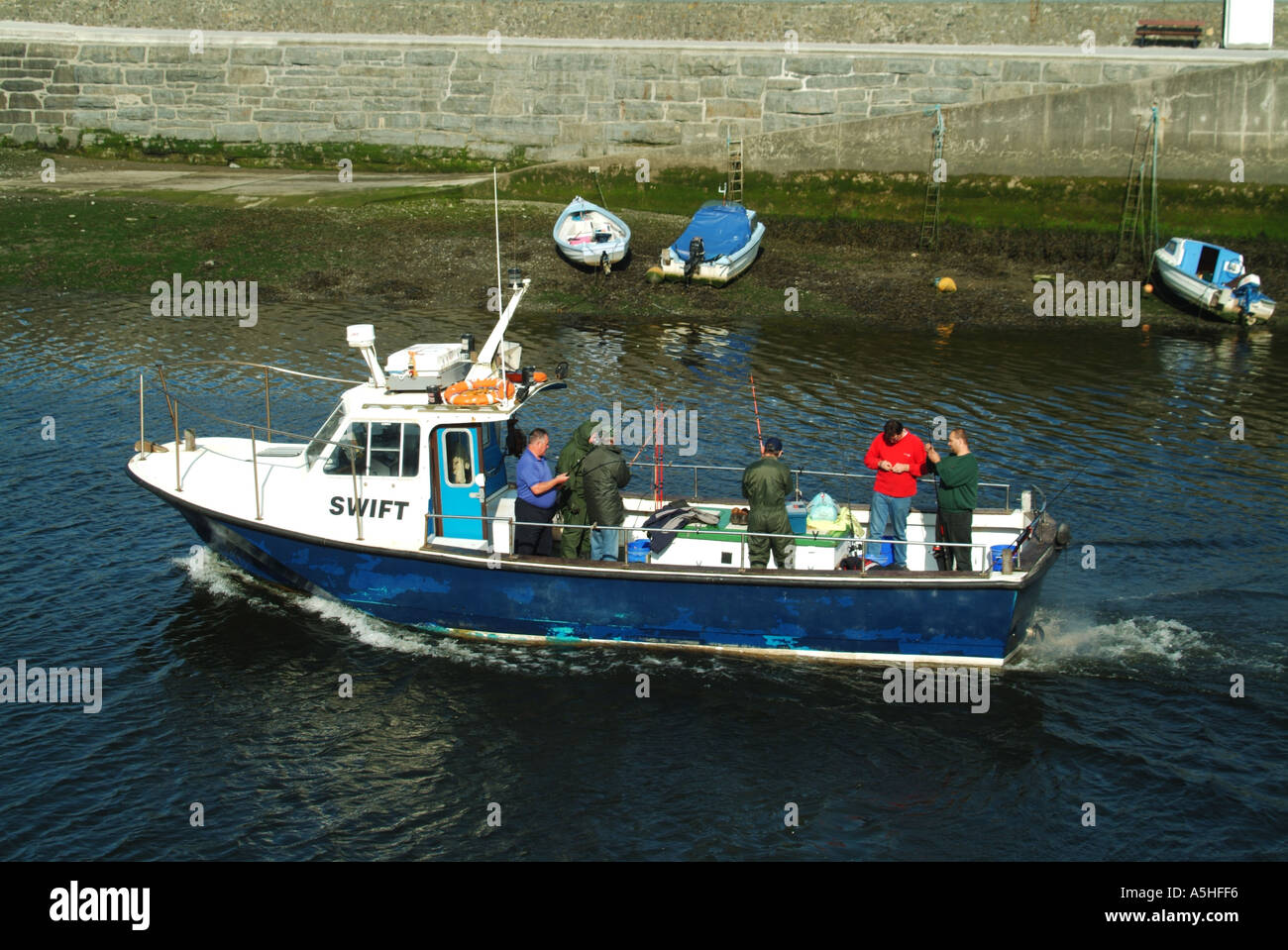 Aberystwyth harbour barca da pesca di salpare sul viaggio di piacere Foto Stock