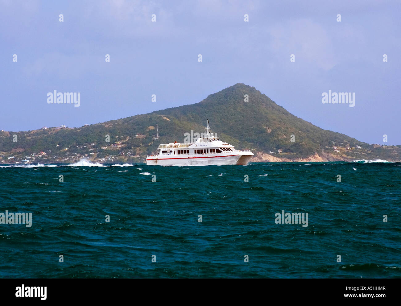 MV Osprey la velocità elevata traghetto che corre tra la Petite Martinique Carriacou e Grenada . In fondo è Pt Martiniq Foto Stock