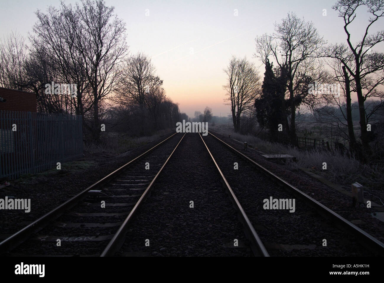 Alba riflettendo di binari ferroviari, nell Inghilterra del Nord Foto Stock