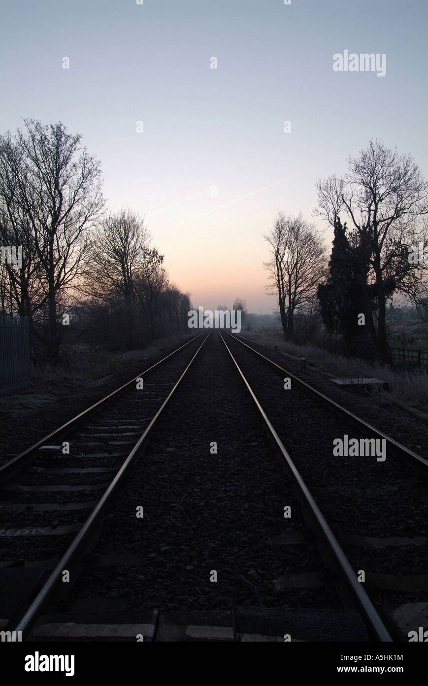 Alba riflettendo di binari ferroviari, nell Inghilterra del Nord Foto Stock