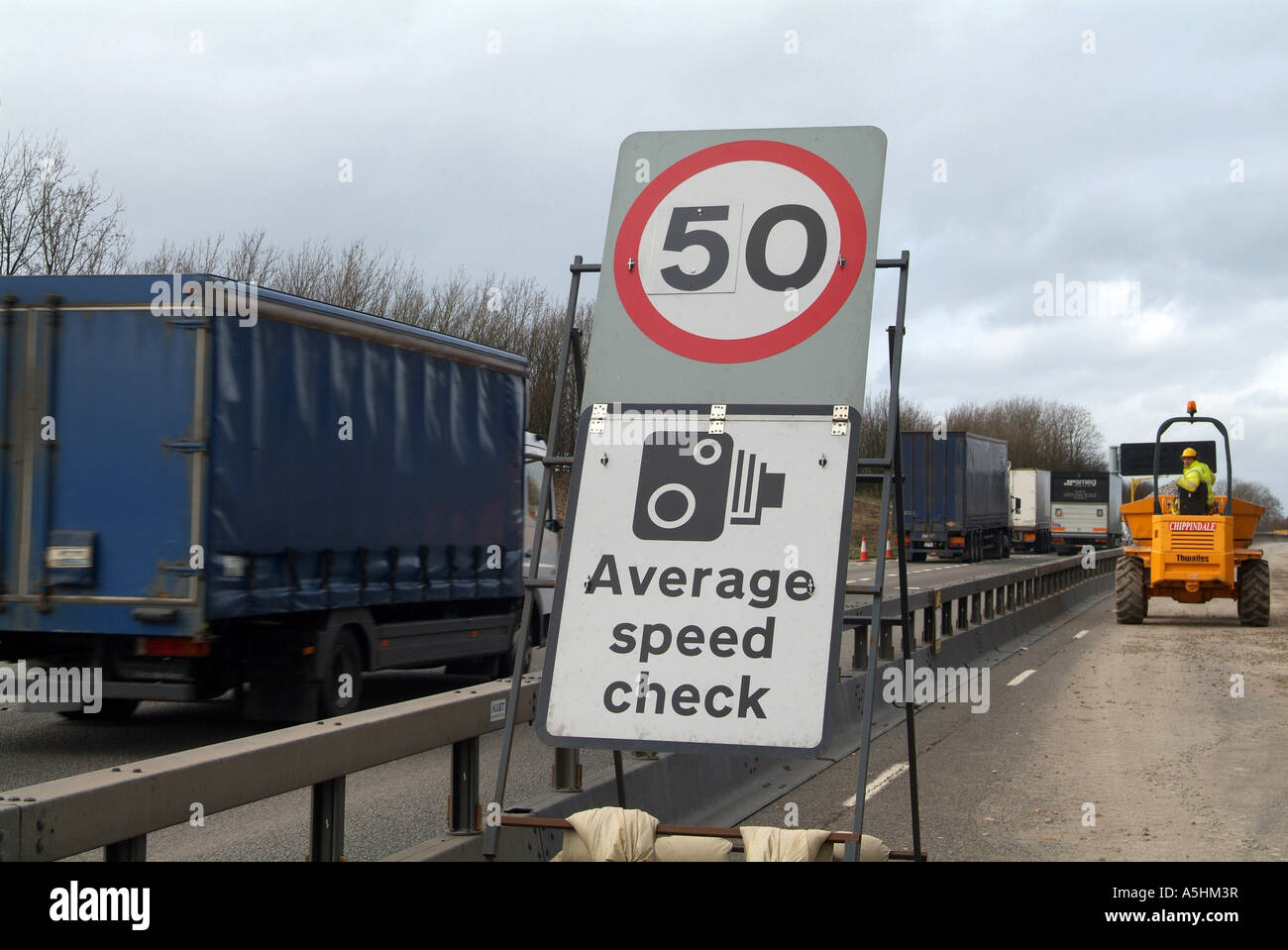 Velocità media della fotocamera segno di avvertimento in lavori stradali, l'autostrada M1, South Yorkshire, Regno Unito Foto Stock