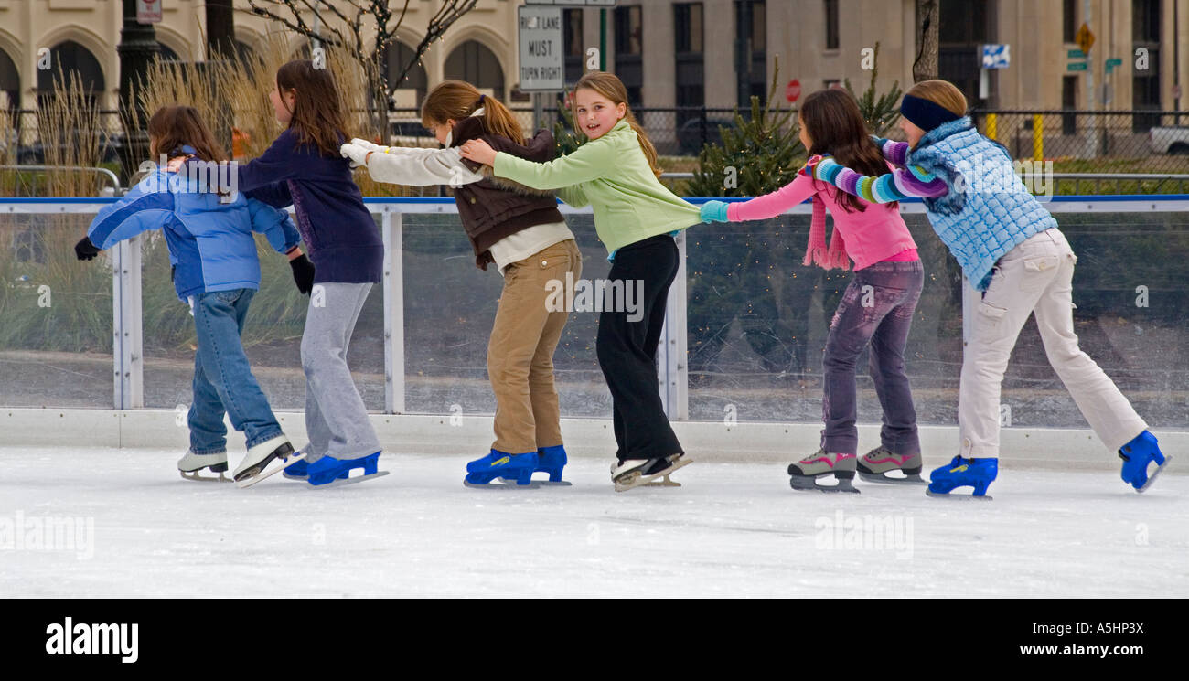 Detroit Michigan bambini pattinare sulla pista di pattinaggio su ghiaccio in Campo Marzio park nel centro di Detroit Foto Stock