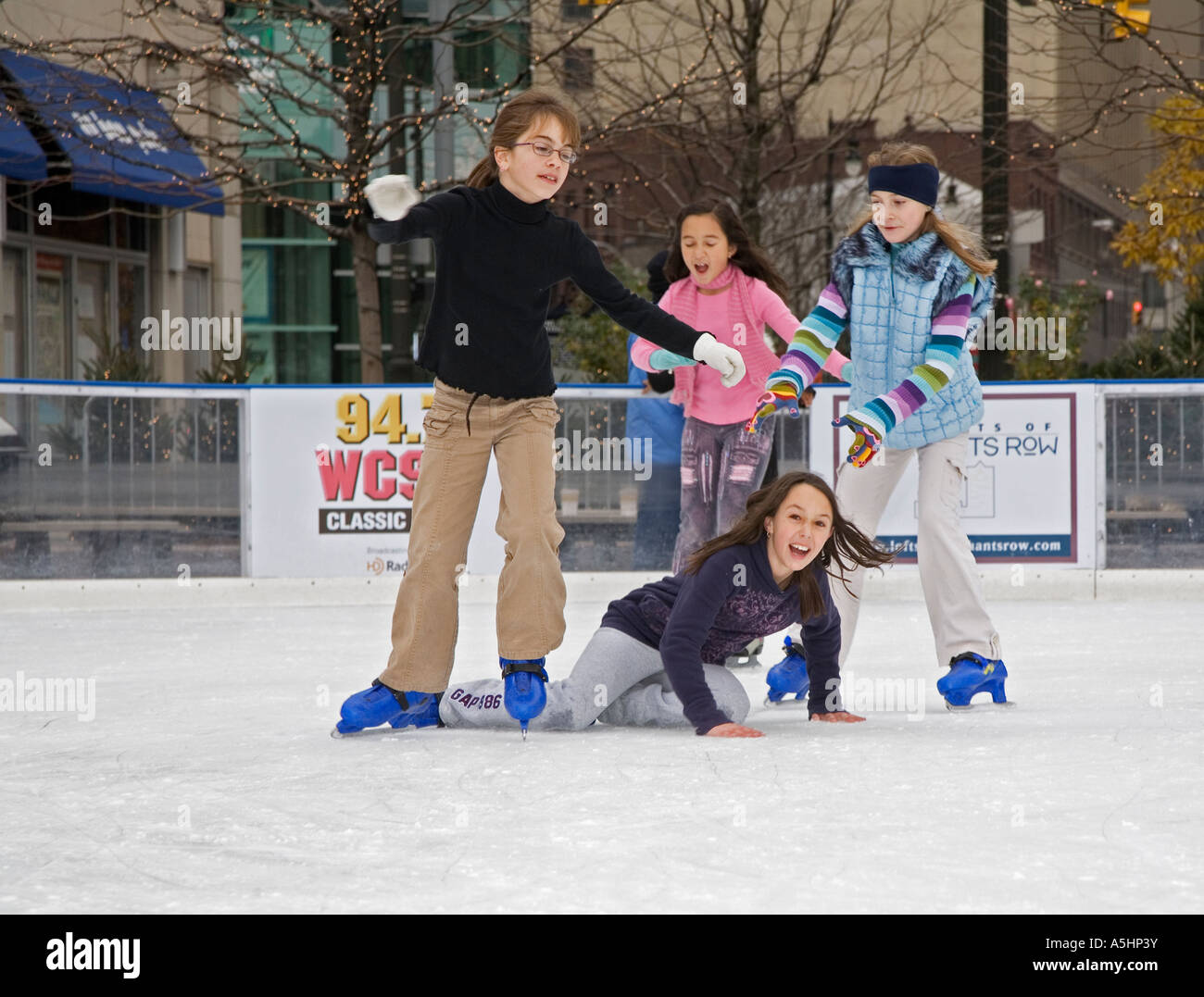 Detroit Michigan bambini pattinare sulla pista di pattinaggio su ghiaccio in Campo Marzio park nel centro di Detroit Foto Stock