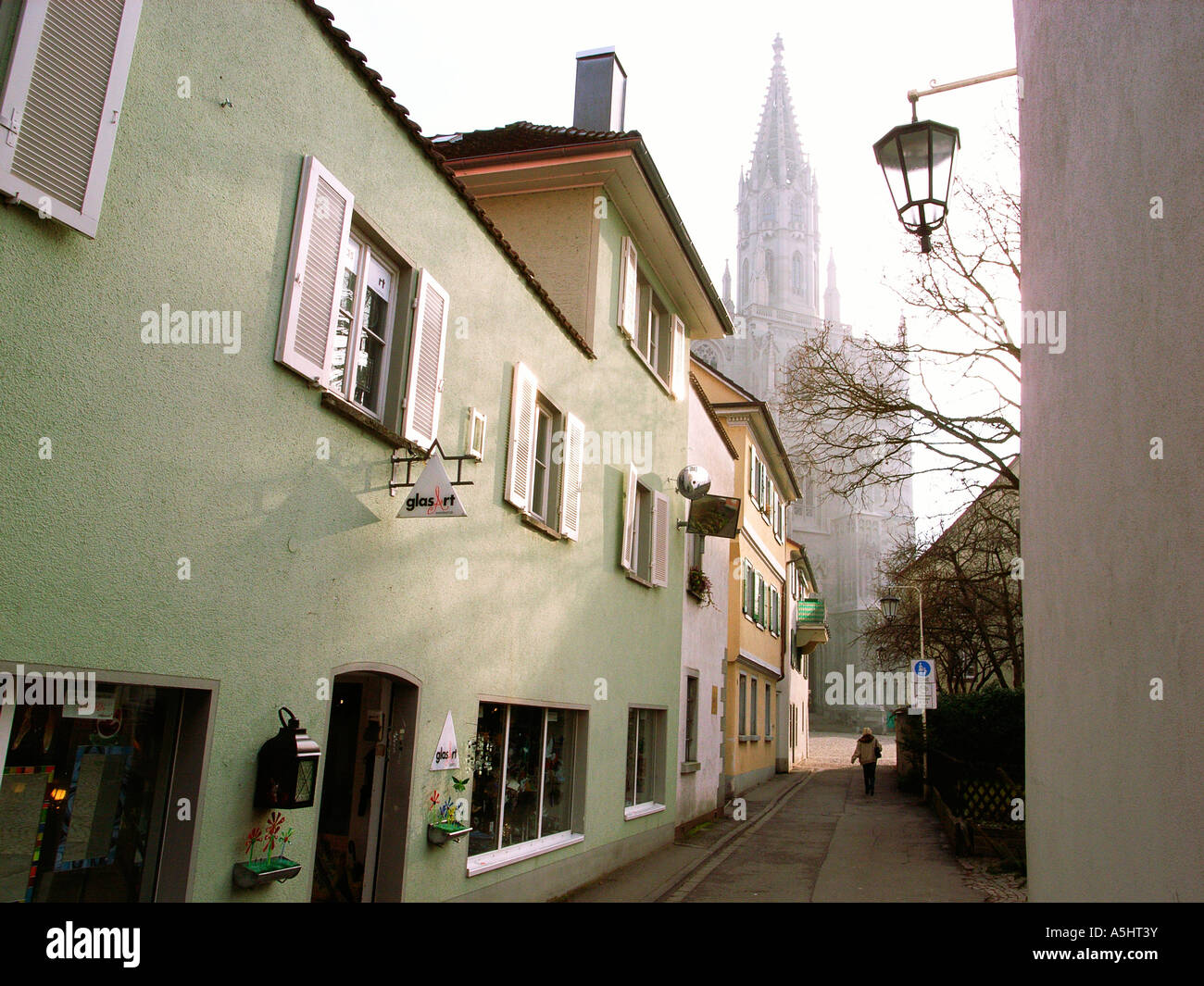 Backstreet con la cattedrale a inizio mattina nebbia,Konstanz, Germania Foto Stock