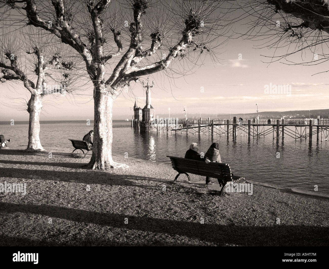 Infrarossi immagine monocromatica del porto con il monumento imperiale a Konstanz,Lago di Costanza,Germania Foto Stock