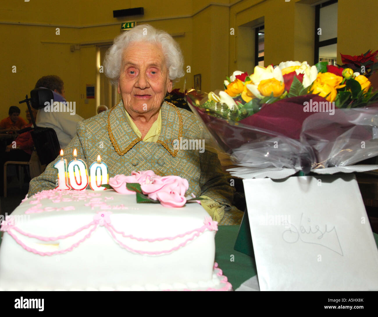 Donna anziana festeggia il suo centesimo compleanno di anziani locali giorno centro, ad East Sheen, West London, Regno Unito. Foto Stock