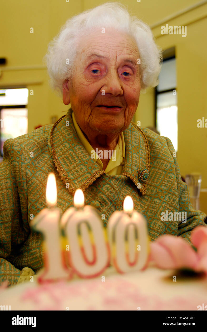 Donna anziana festeggia il suo centesimo compleanno di anziani locali giorno centro, ad East Sheen, vicino a Richmond, Londra, Regno Unito. Foto Stock