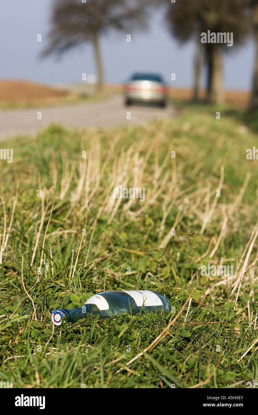 Bottiglia di vino gettato dal finestrino di un'automobile Febbraio 2007 Foto Stock
