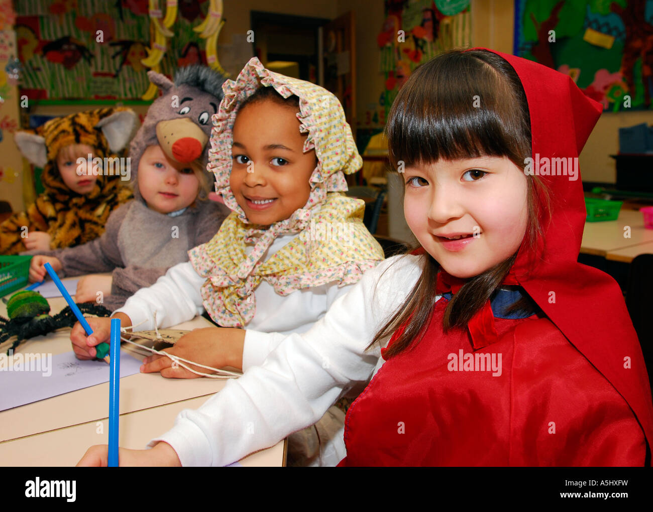Scuole materne alunni vestiti come i caratteri da sinistra a destra Tiger  Who Came To Tea 4 anni il libro della giungla 4 anni poco M Foto stock -  Alamy