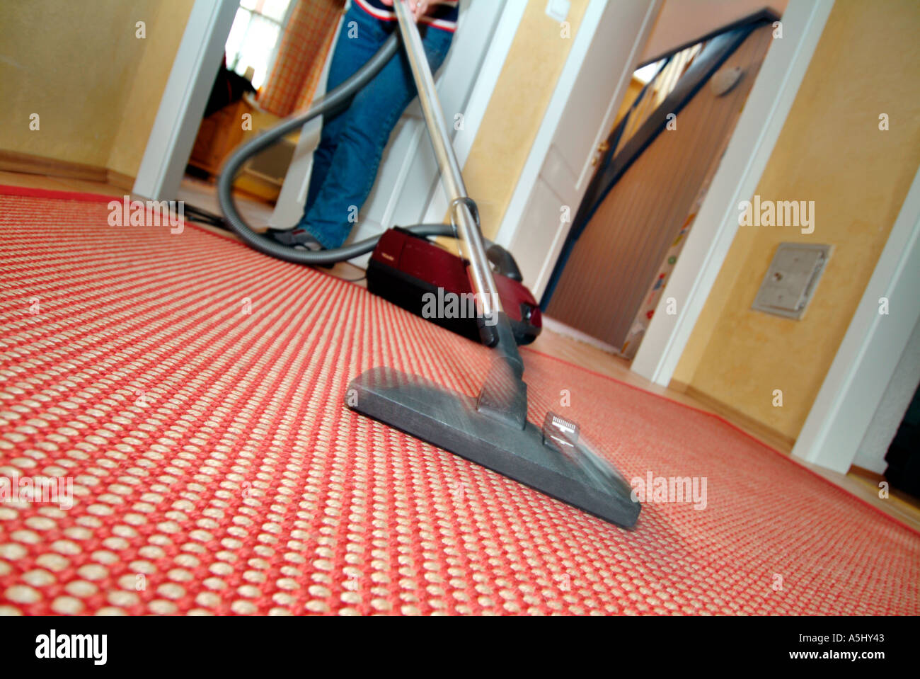 Signor PR persona aspirare hoovering Foto Stock