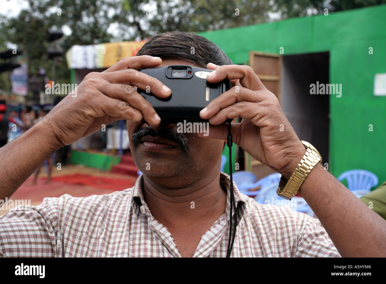 Un uomo di scattare le foto con la sua telecamera utilizzata impropriamente, India Foto Stock