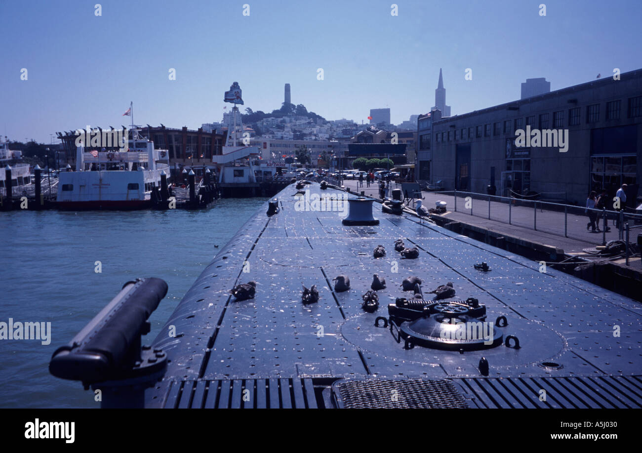 Vista della città di San Francisco dal ponte di WWII submarine USS Pampanito Foto Stock