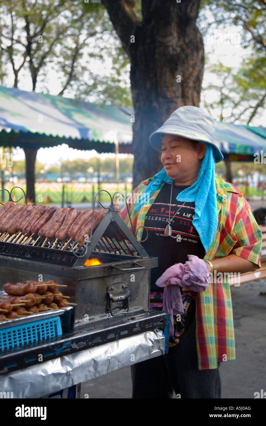 Il mercato galleggiante di Damnoen saduak, un passato di vita a Ratchaburi. Un mercato galleggiante popolare con venditori in barche di legno sui corsi d'acqua in Thailandia. Foto Stock