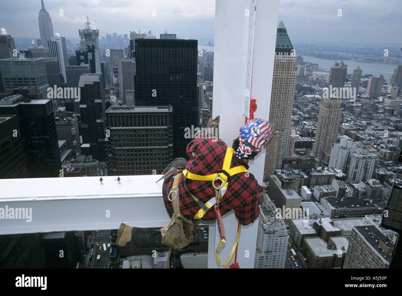Steelworker Billy Smith lavora 675 piedi sopra Broadway. Foto Stock