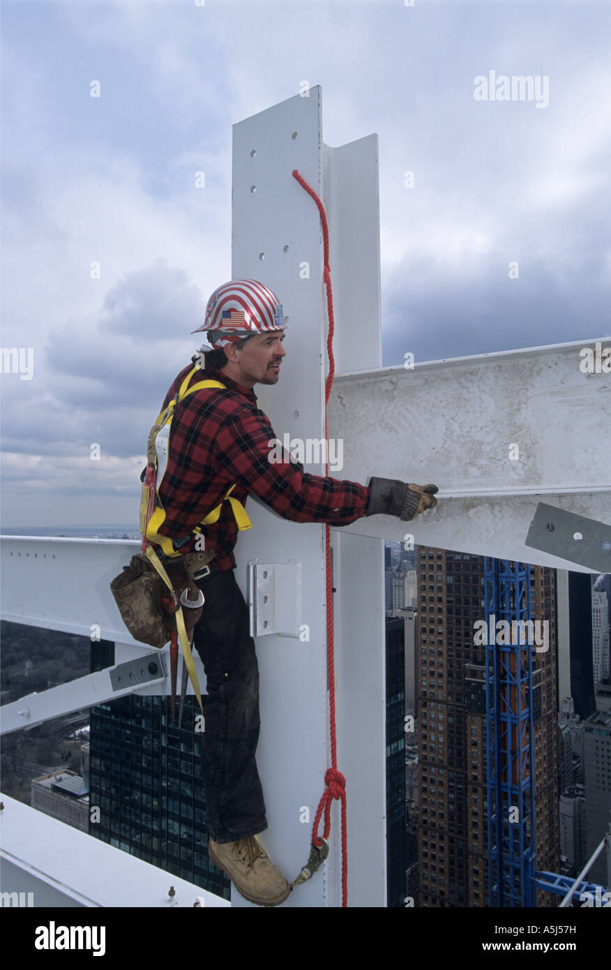 Lavoratore di ferro il connettore Billy Smith lavora 675 piedi sopra la terra a Random House Building di New York City Foto Stock