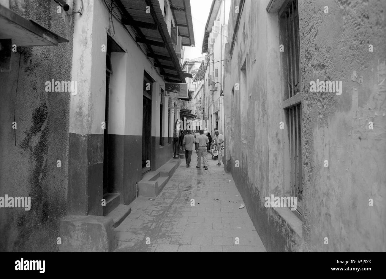 La gente del posto nelle stradine di Stone Town Zanzibar, Tanzania Foto Stock