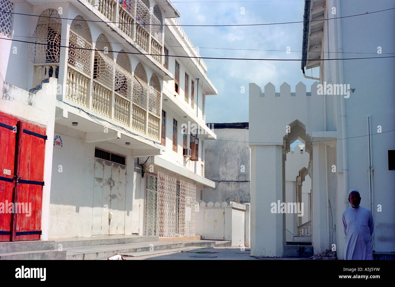 Enti locali nelle stradine di Stone Town Zanzibar, Tanzania Foto Stock