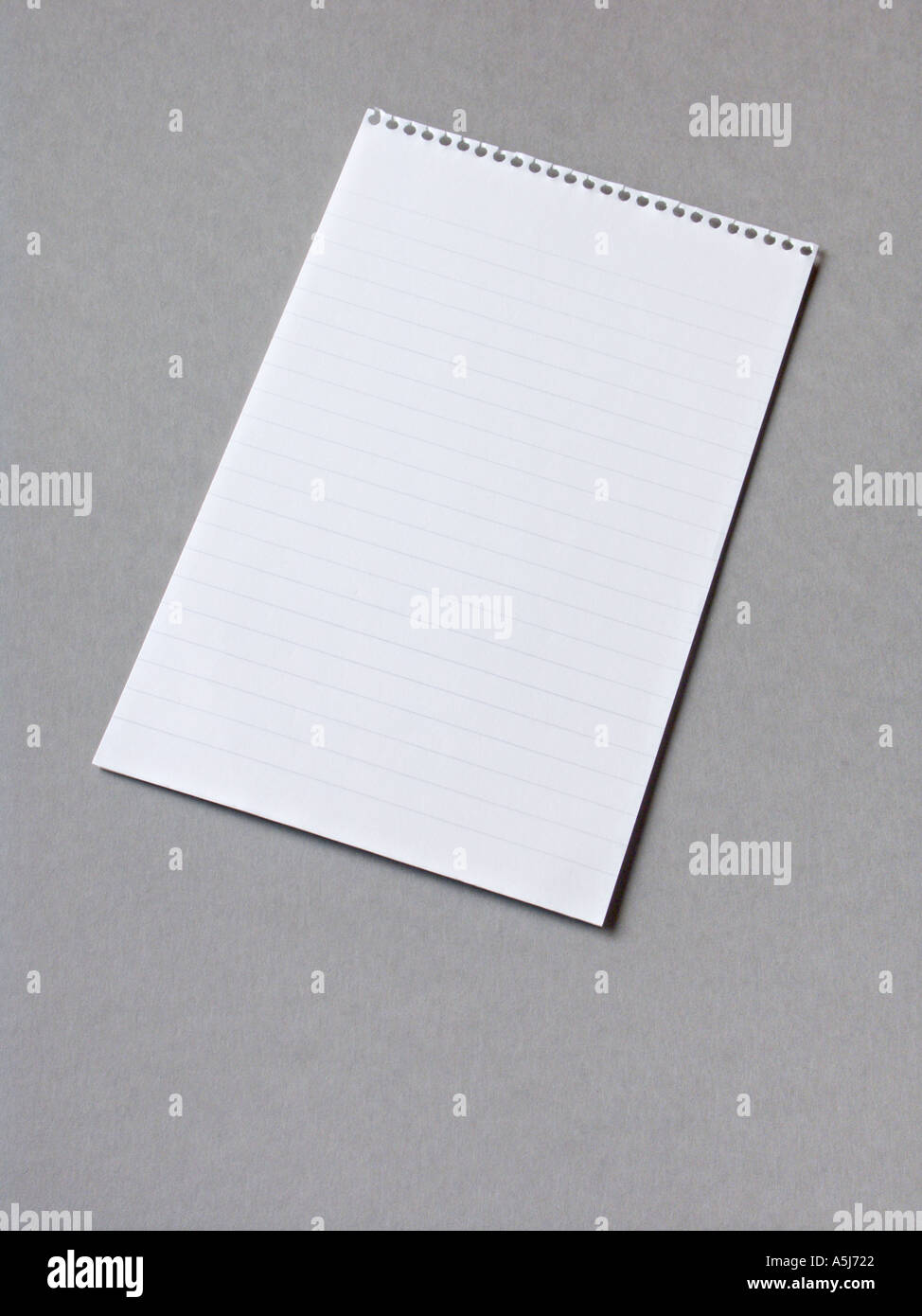 Una pagina strappata da una rilegatura a spirale notepad su sfondo grigio Foto Stock