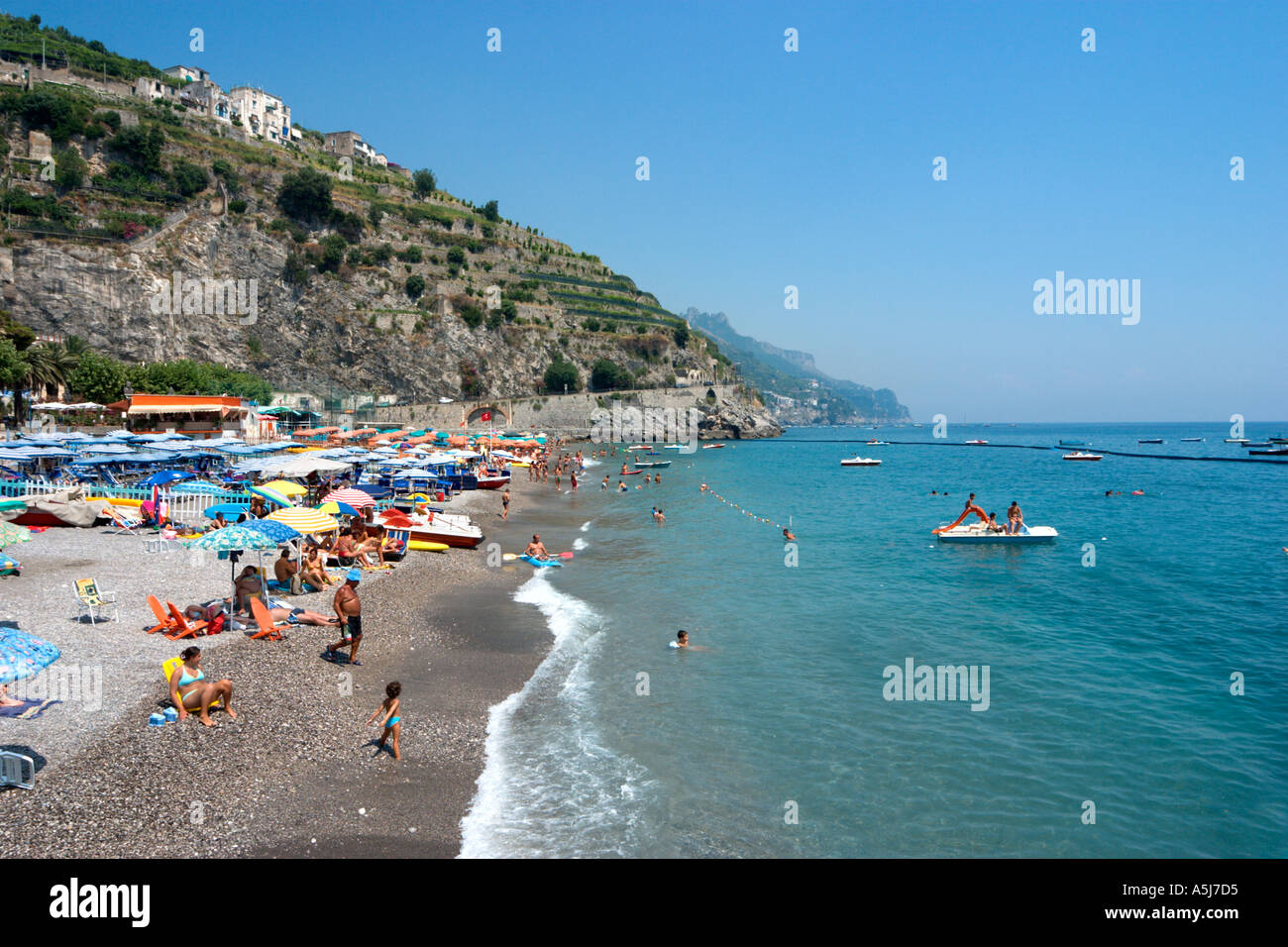 Spiaggia guardando verso Maiori, Minori, Amalfi Coast, Riviera Napoletana, Italia Foto Stock