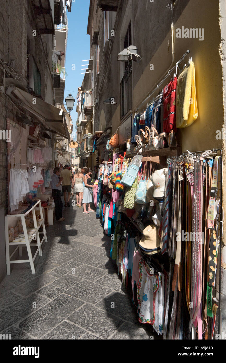 Stretta nel centro storico di Sorrento, Riviera Napoletana, Italia Foto Stock