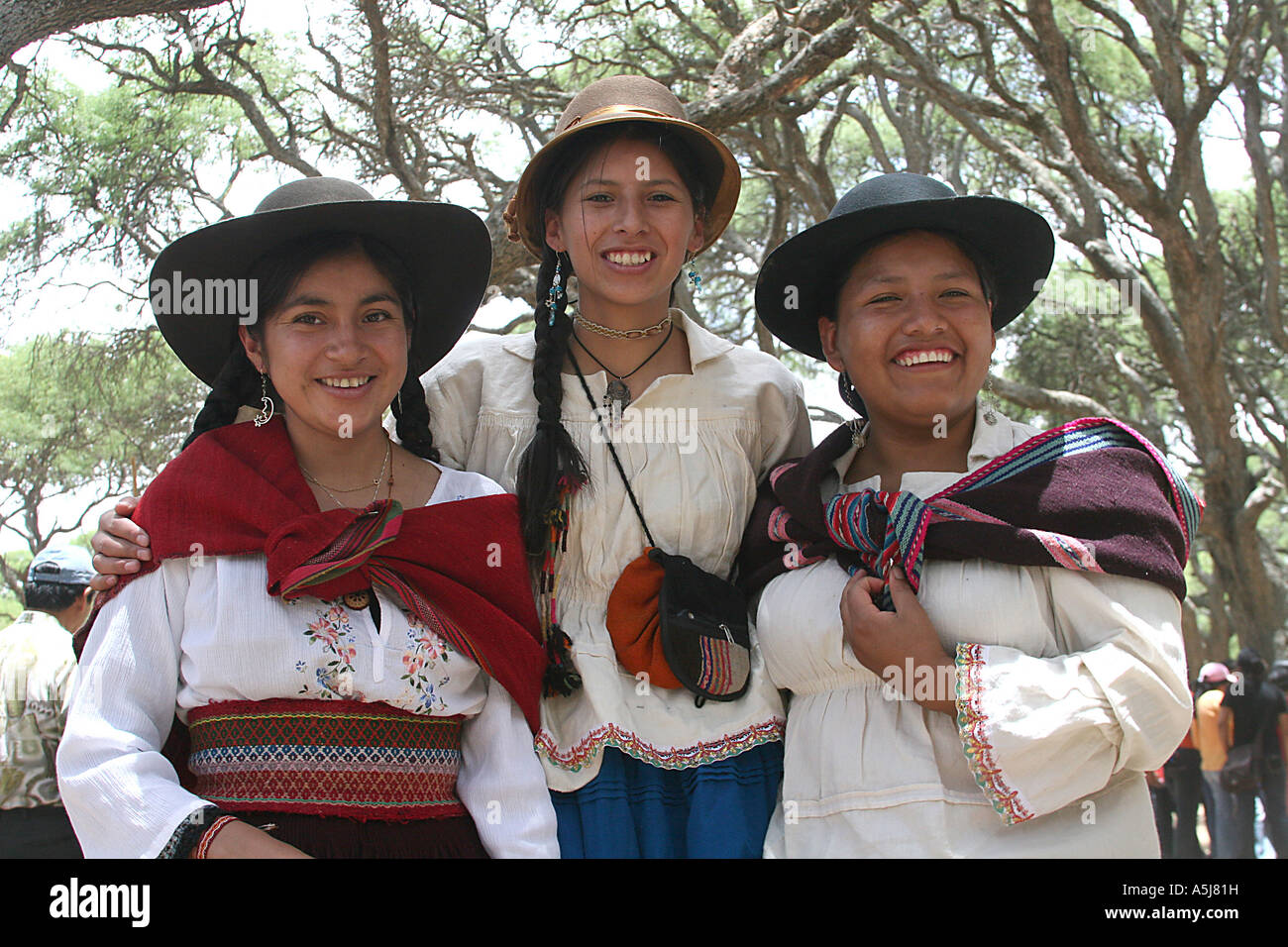 Tre giovani donne boliviana in cappelli con i tradizionali panni in  Tiataco, Cochabamba Bolivia Foto stock - Alamy