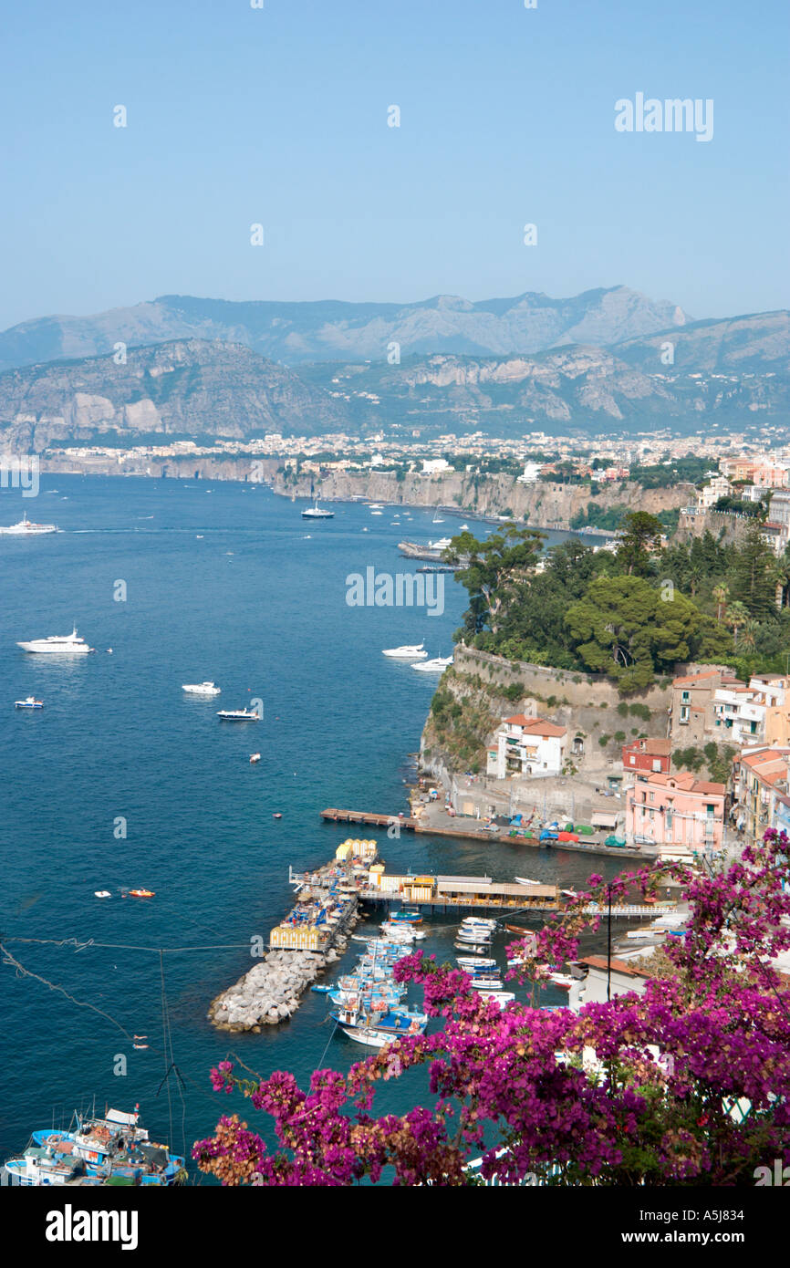 Vista su Marina Grande ed il golfo di Napoli con Sorrento, Riviera Napoletana, Italia Foto Stock