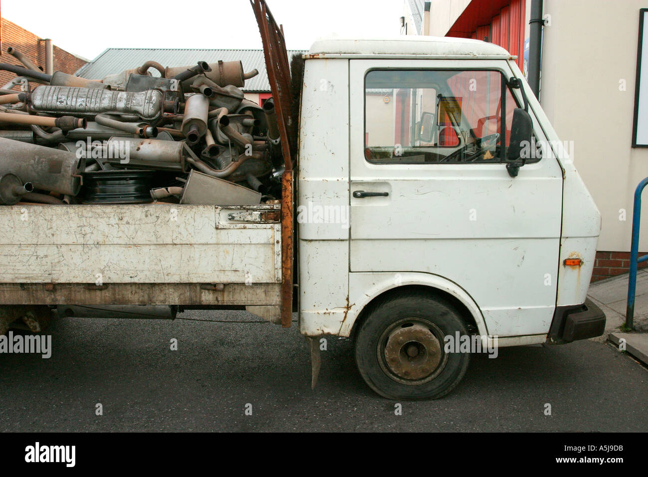 Camion pieno di scartato scarichi auto e silenziatori Foto Stock