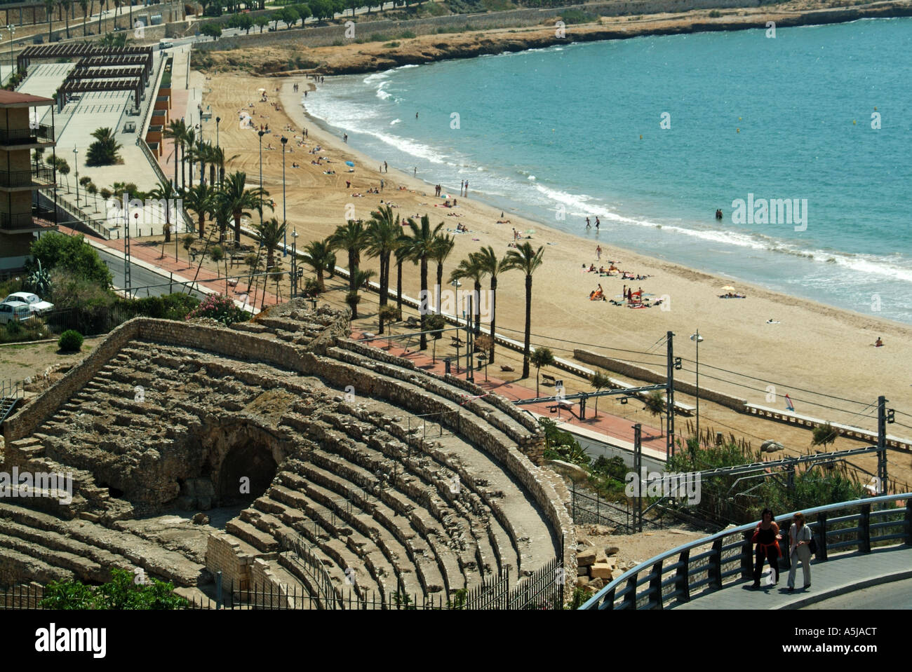 Tarragona costiere storico antico anfiteatro romano le rovine del mar Mediterraneo costa spagnola lungomare di palme e spiaggia di sabbia di Costa Daurada Spagna Foto Stock