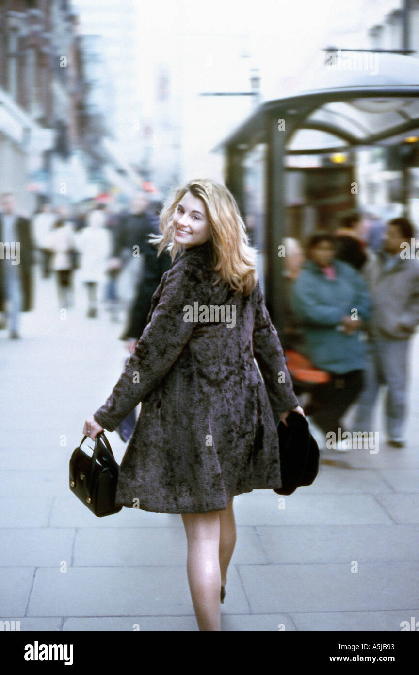 Shopping donna giovane biondo sorriso felice Foto Stock