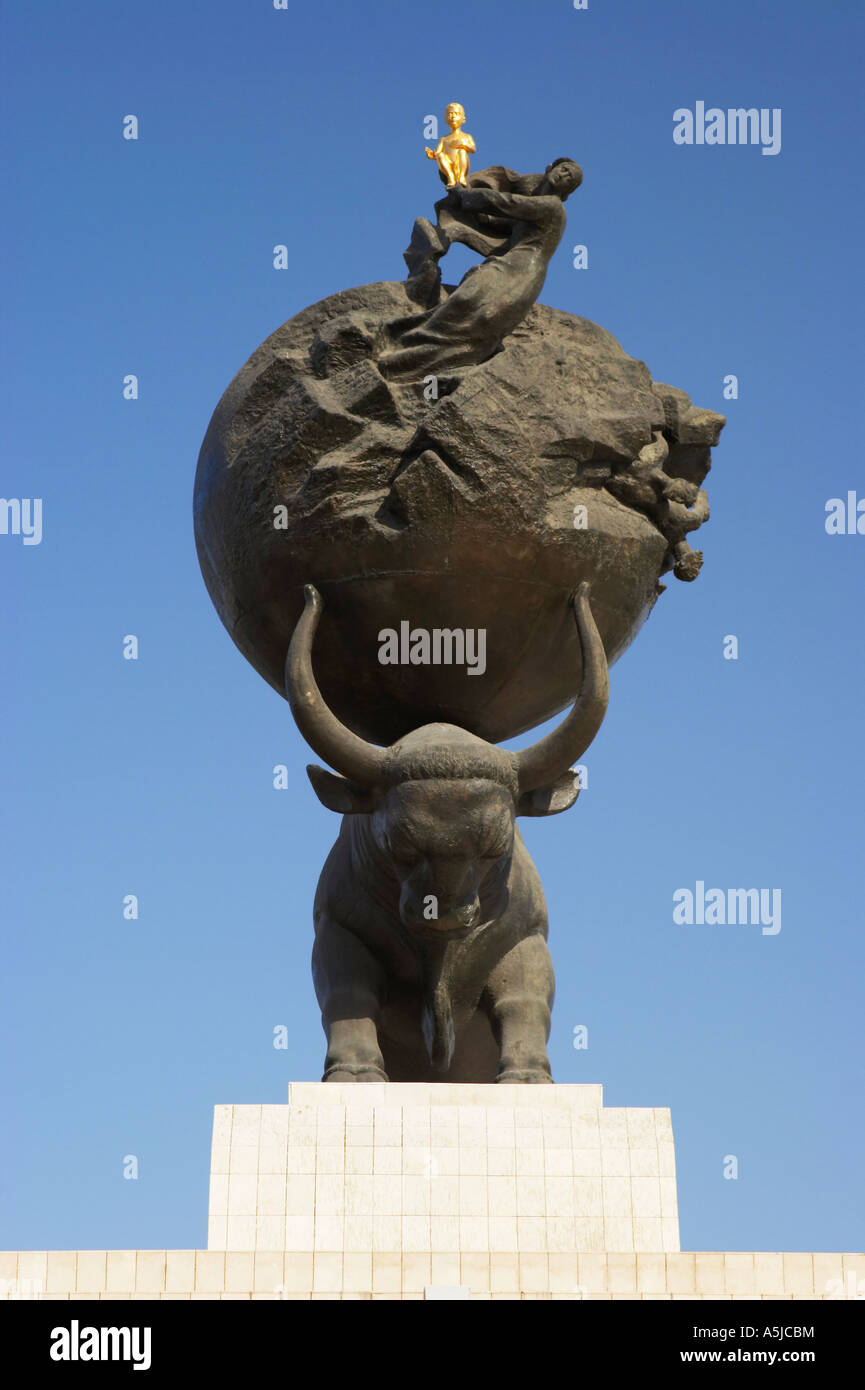 Statua al di fuori del terremoto Museum di Aşgabat Foto Stock