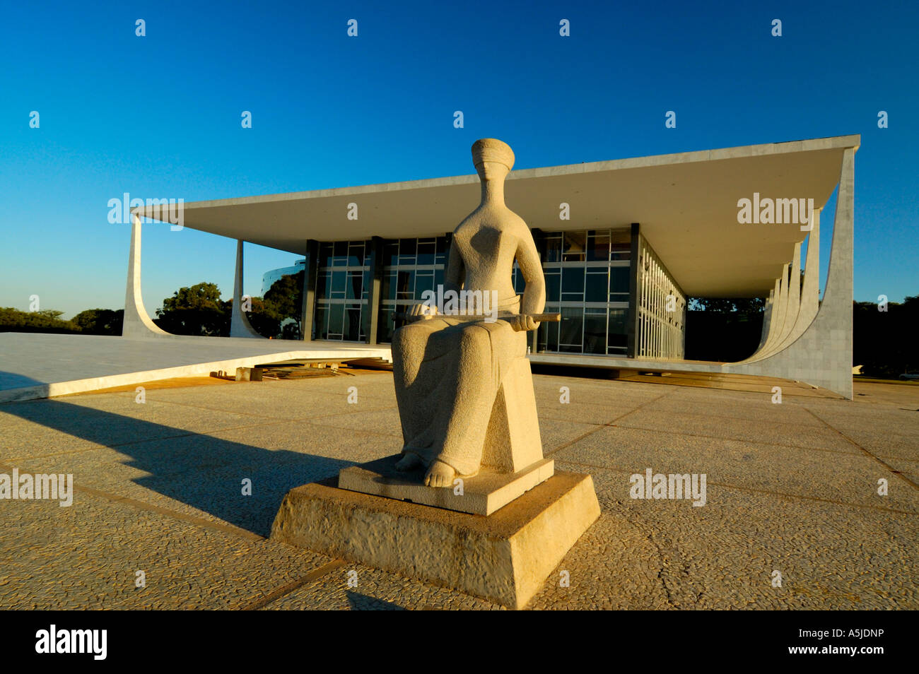 Oscar Niemeyer Brasile suprema corte federale edificio di architettura di Brasilia giustizia scultura di Alfredo Ceschiatti Foto Stock