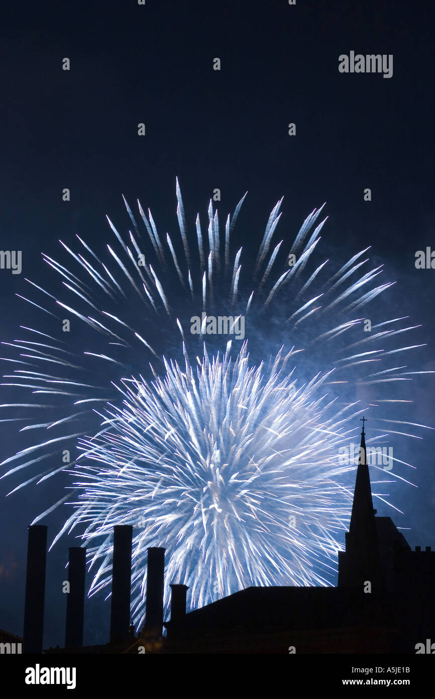 Fuochi d'artificio quarta di luglio giorno di indipendenza Macy s New York NY sagome di fumaioli e l'edificio di fronte di esplodere Foto Stock