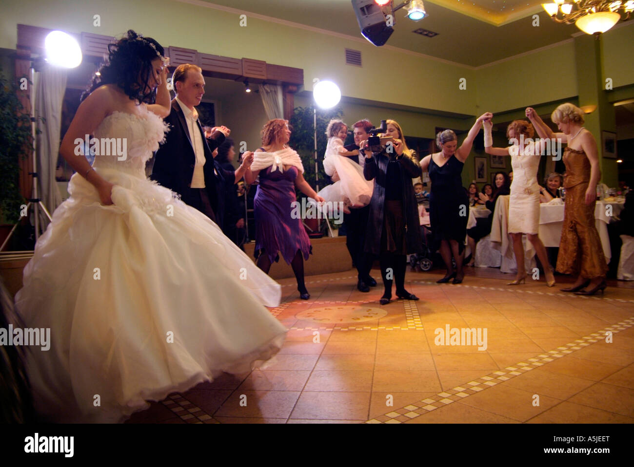 Ponziano cerchio danze ad un Greco Ortodosso di ricevimento di nozze dove i parenti e gli amici stanno festeggiando Foto Stock
