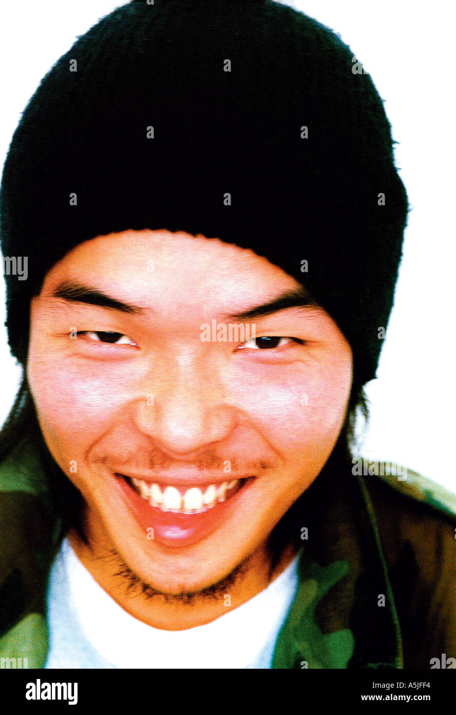 Ritratto uomo in beanie hat sorridente Foto Stock