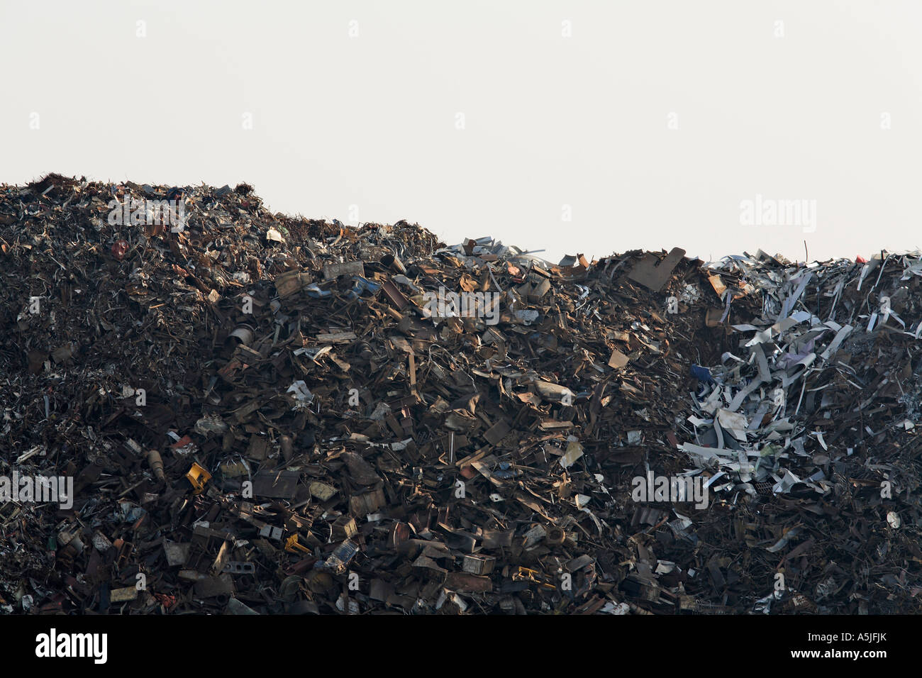 Un enorme mucchio di rottami di metallo in un scrapyard, riciclaggio, questioni ambientali Foto Stock