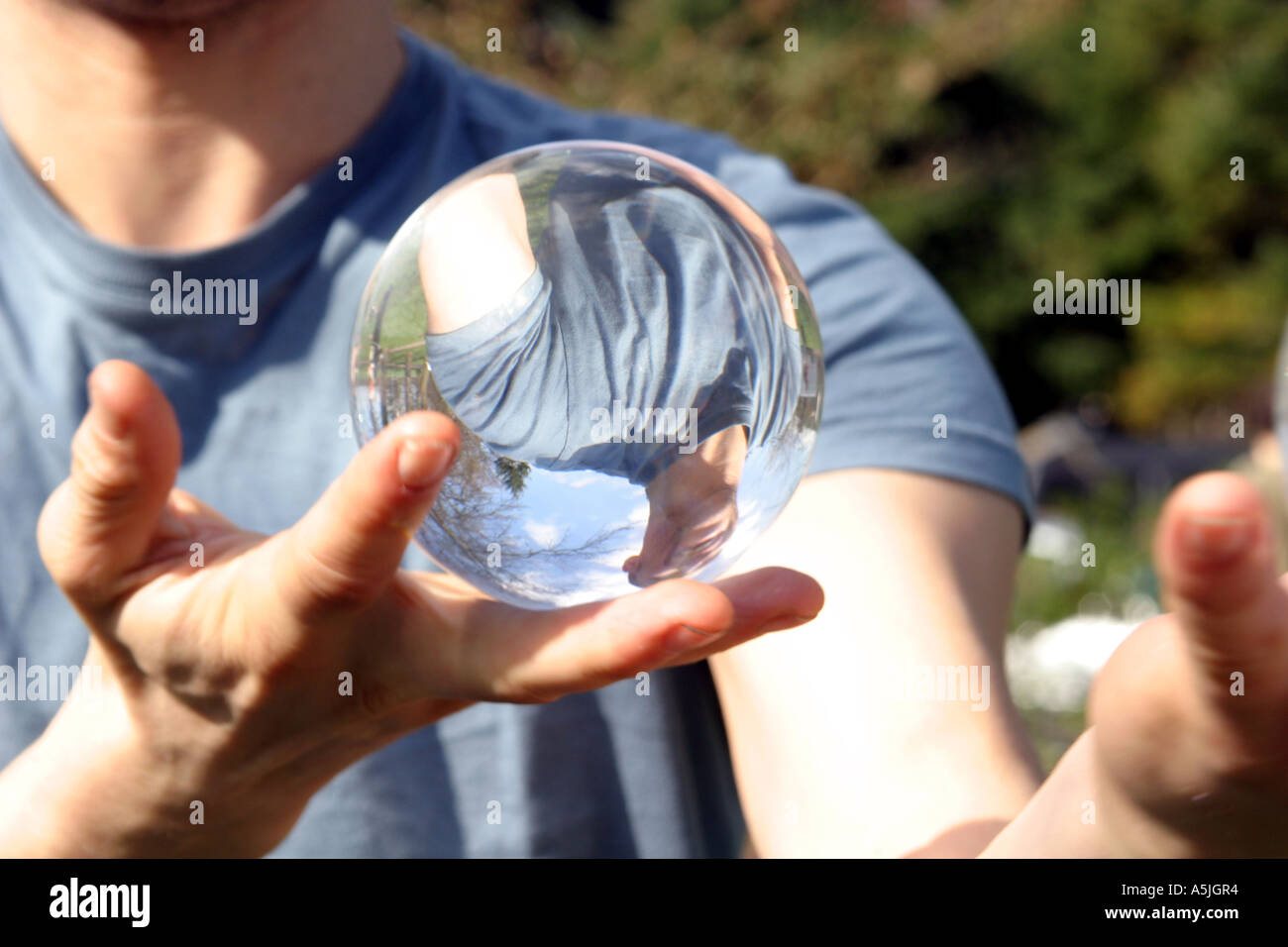 Contattare giocoliere, giocoleria con sfera di vetro Foto Stock