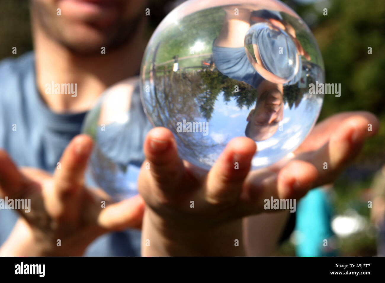 Contattare giocoliere, giocoleria con sfera di vetro Foto Stock