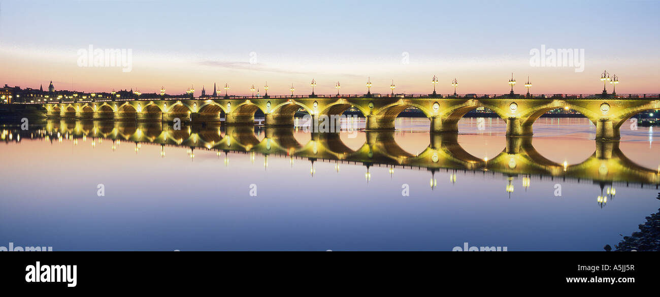 La vecchia Bordeaux. Le Pont de Pierre. Il fiume Garonne. Francia Foto Stock