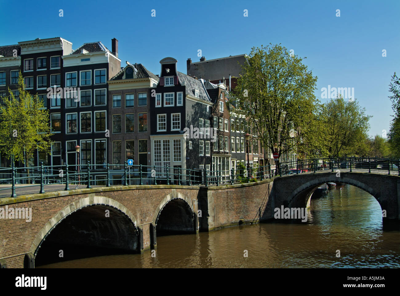 I ponti e i canali nel centro di Amsterdam Paesi Bassi Olanda UE Europa eye35.com Foto Stock